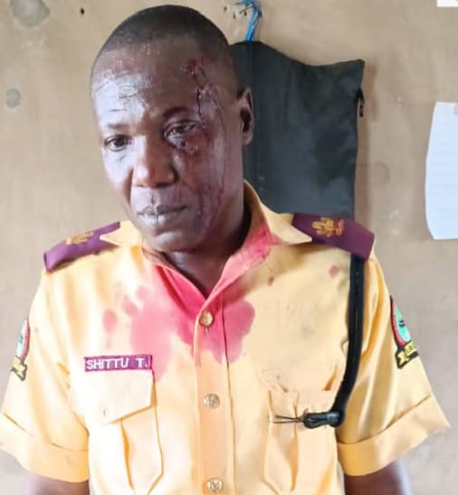LASTMA OFFICER STABBED BY COMMERCIAL BUS CONDUCTOR DURING TRAFFIC ENFORCEMENT OPERATION AT ILE-EPO INWARD ABULE-EGBA, LAGOS.